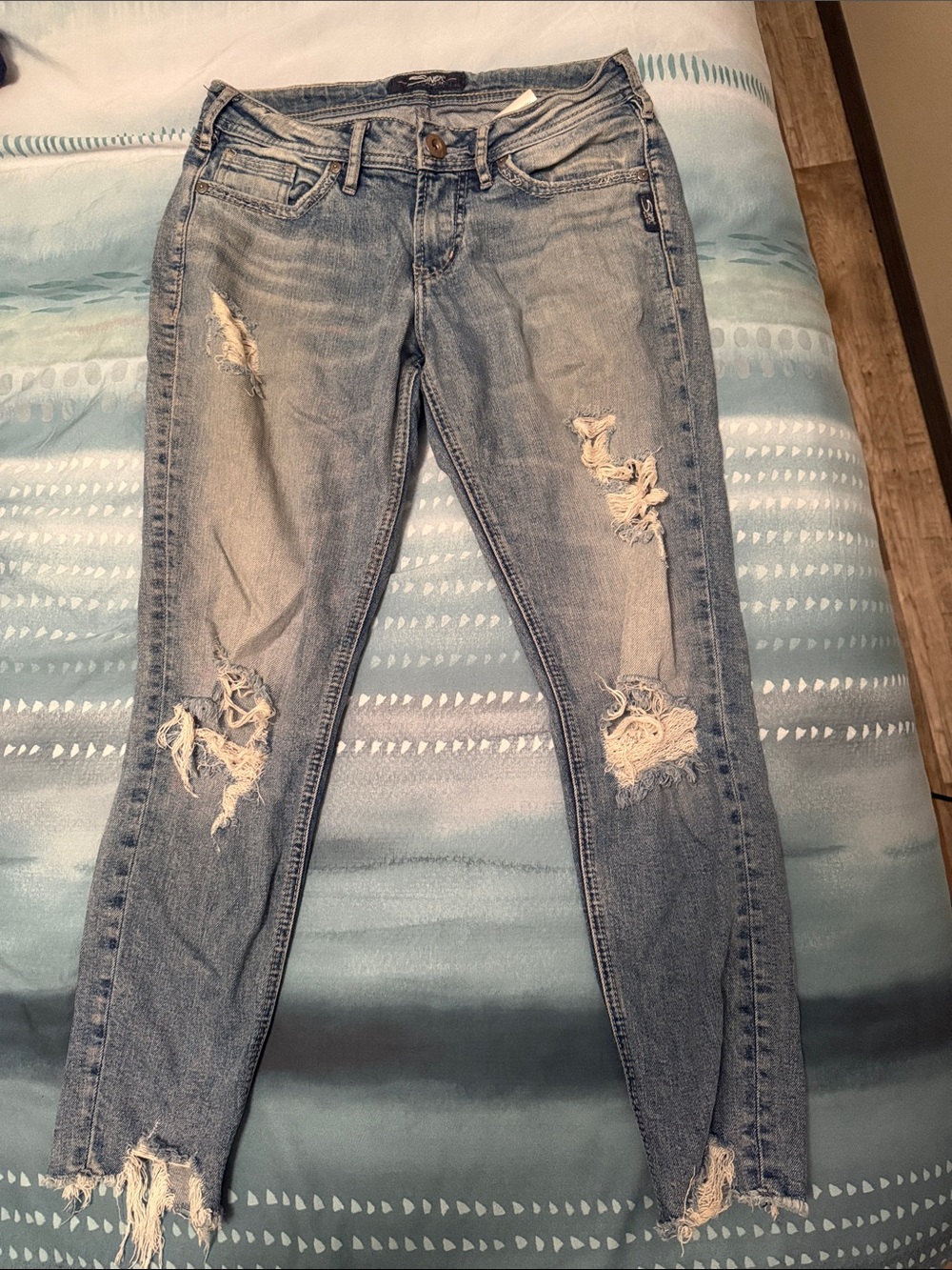 Silver SUKI skinny crop 26/25 Distressed Light Blue Skinny Jeans